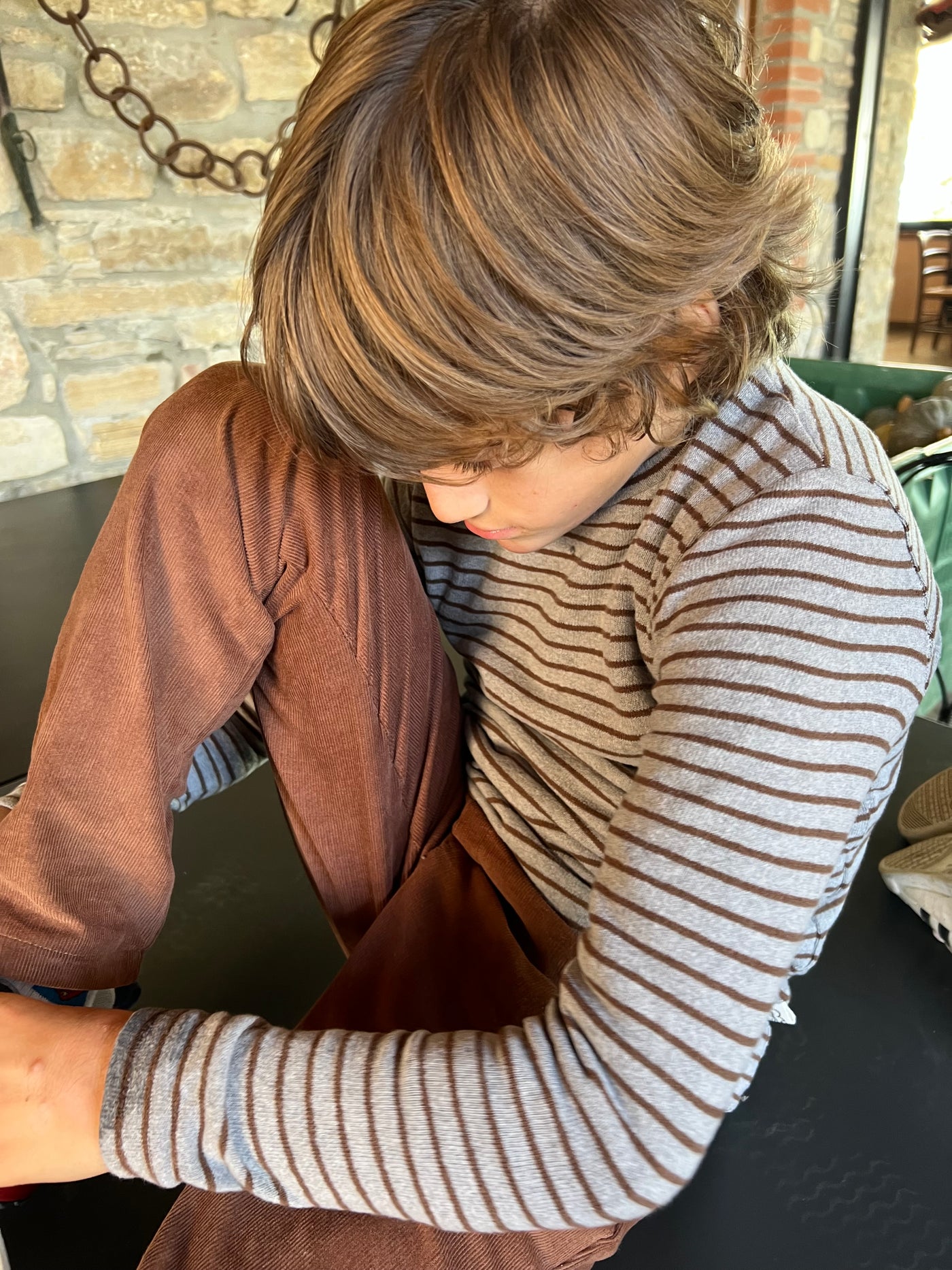 Maglioncino MATTEO a righe GRIGIO PERLA/CIOCCOLATO