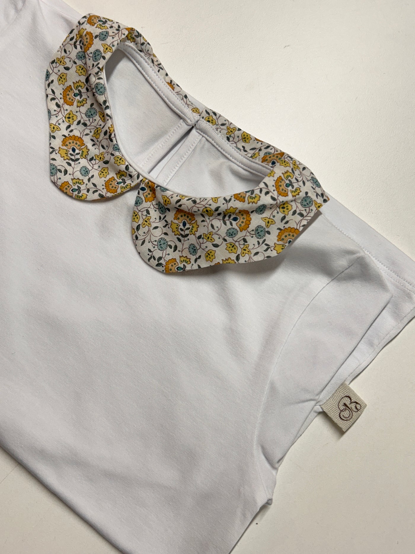 Magliettina CLAUDINE PETALO fiori ocra