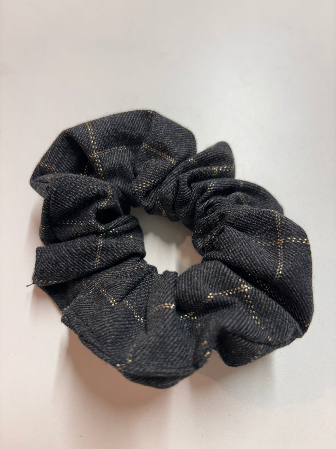 Scrunchies grigio antracite con righe oro